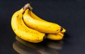 Des bananes posées sur une tables