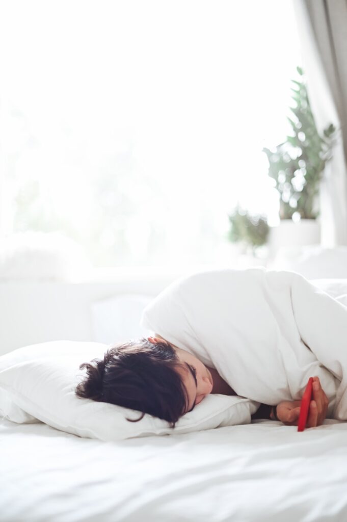 Femme allongé dans un lit